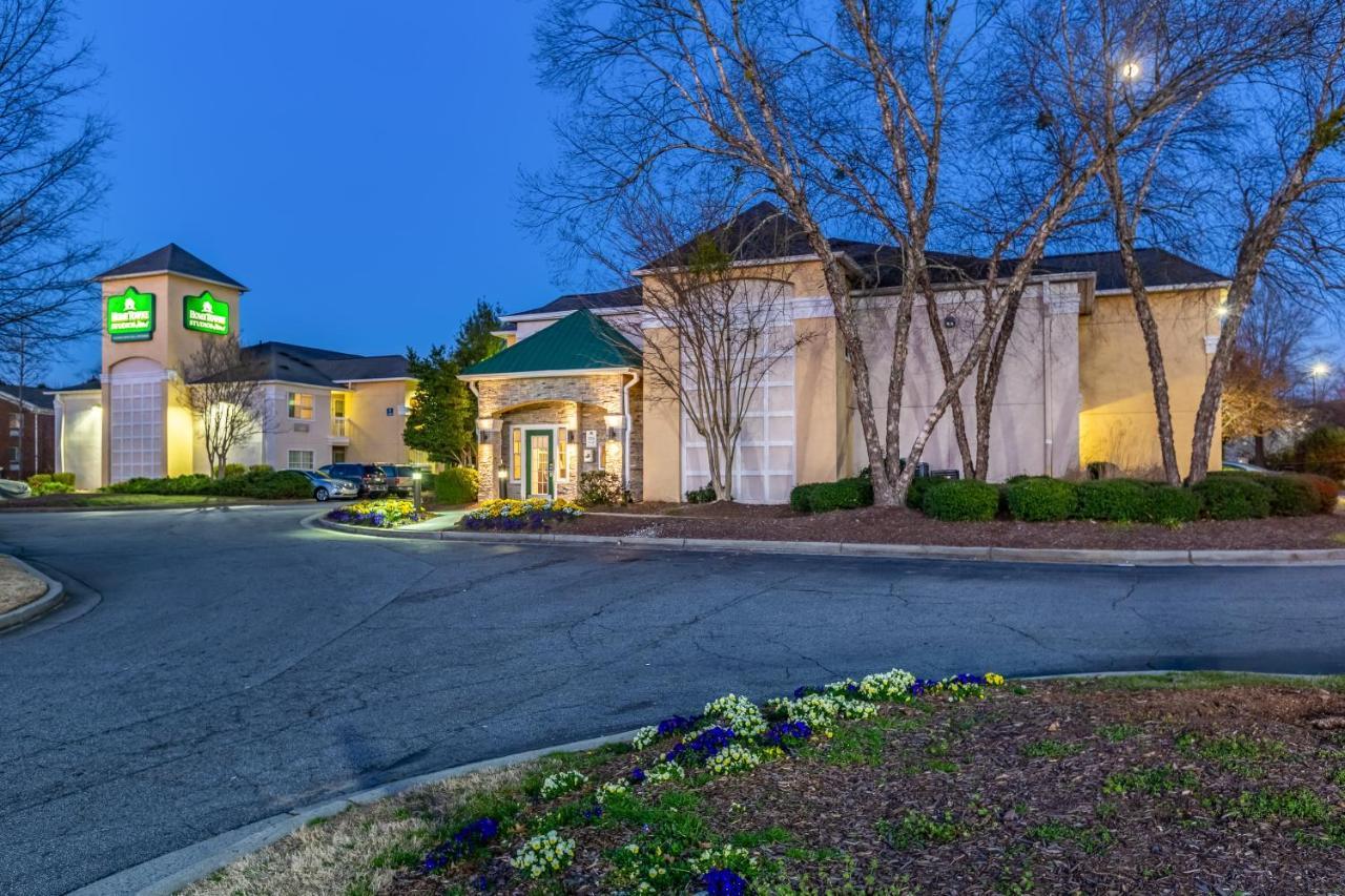 Hometowne Studios By Red Roof Atlanta Ne - Peachtree Corners Norcross Eksteriør billede